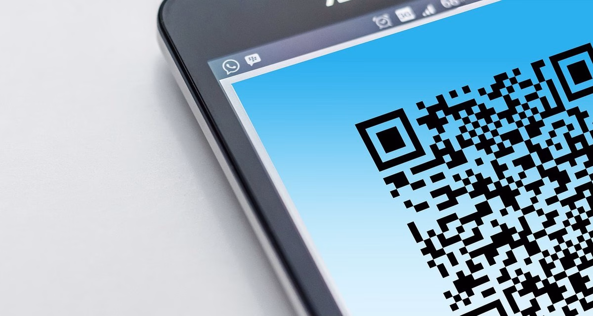 मोबाइल से QR कोड स्कैन करते हुए