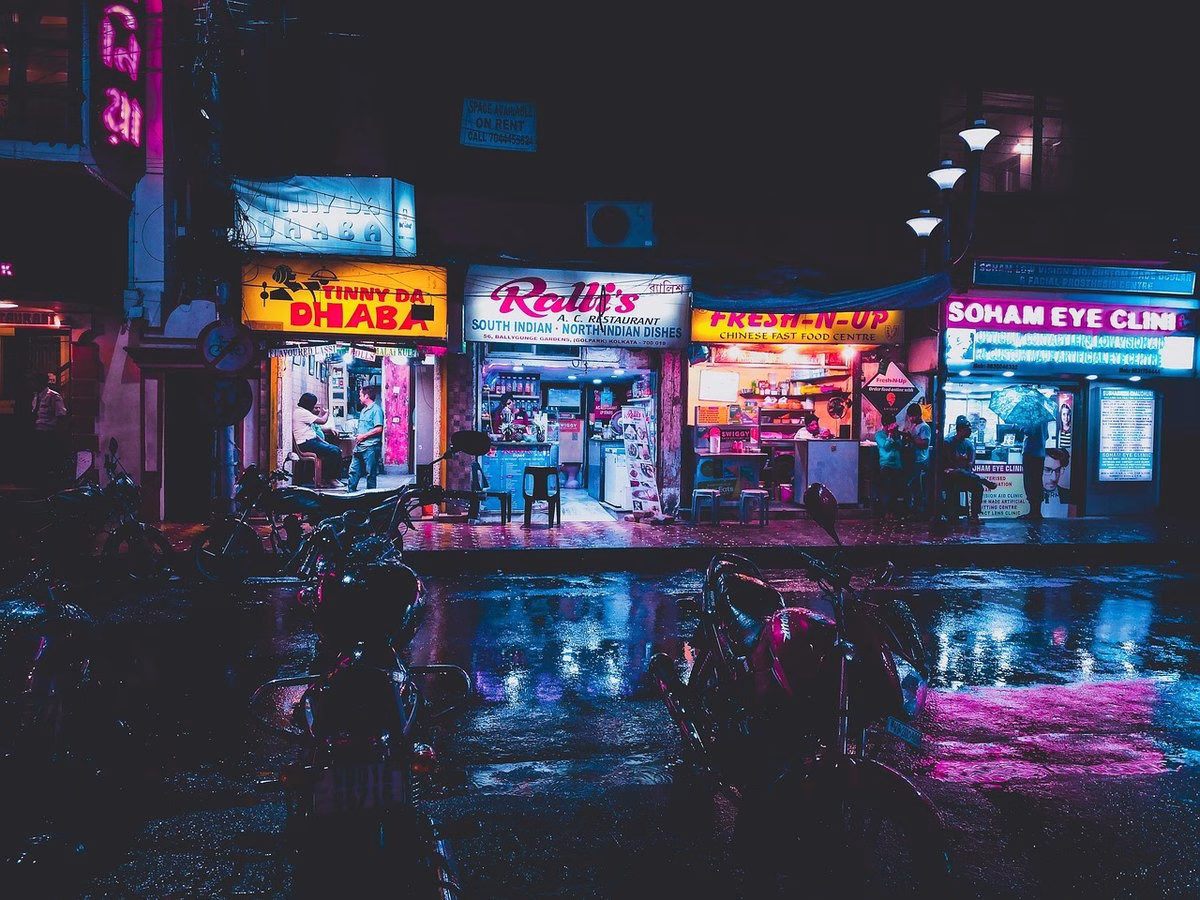 बारिश में फिसलन भरी सड़क (प्रतीकात्मक)